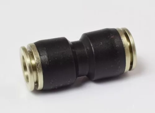 Egyenes műanyag csatlakozó 12mm fém betéttel