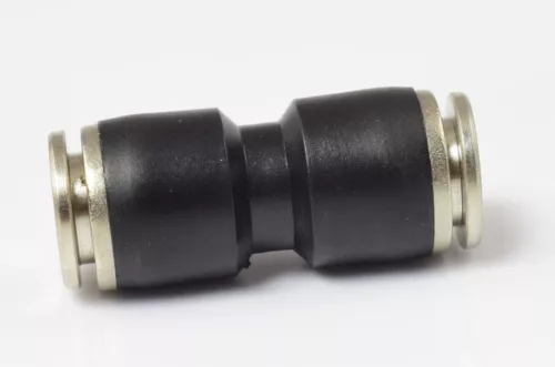 Egyenes műanyag csatlakozó 8mm (fém véggel)