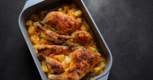 Omlós csirkecombok krumpliágyon recept