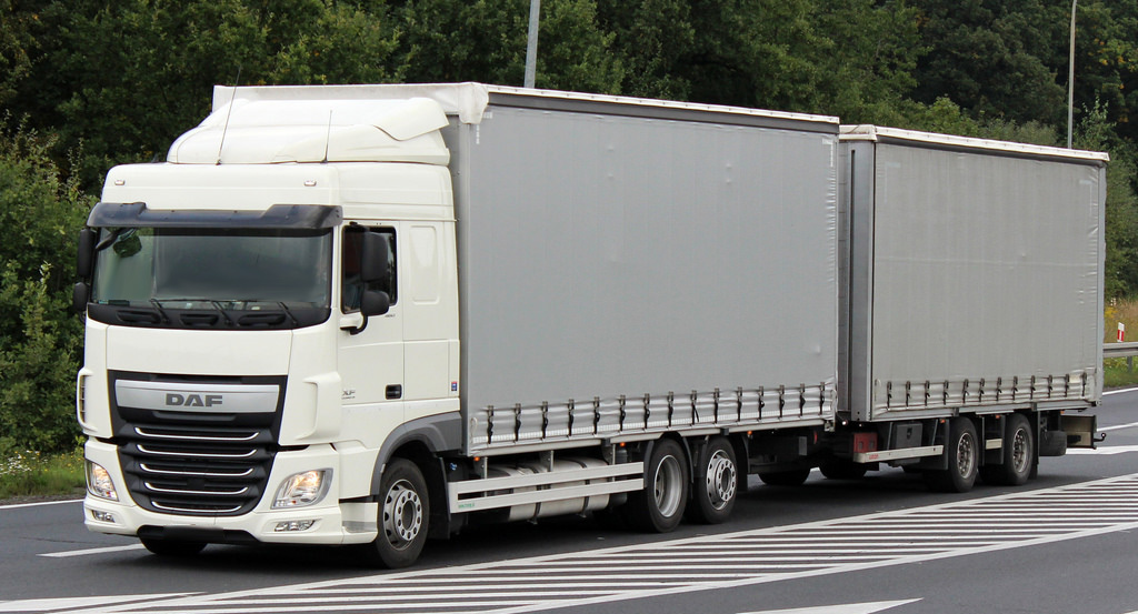 Hűtővel szerelt ponyvás pótkocsik